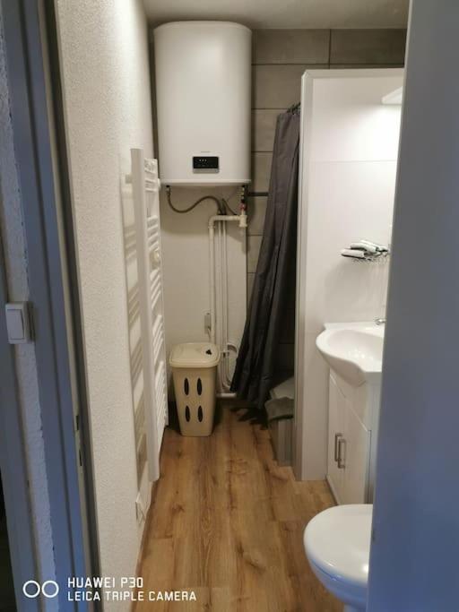 Joyeuse, Superbe Appartement D'Environs 30M2. ภายนอก รูปภาพ